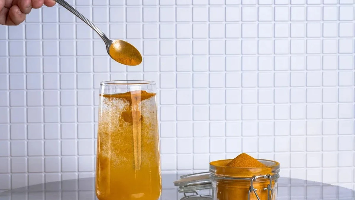 Dlaczego warto dodawać szczyptę kurkumy do szklanki wody każdego ranka