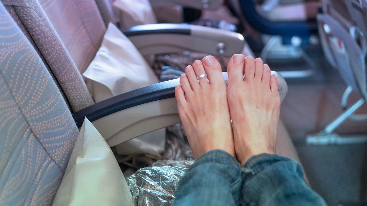 Dlaczego stewardesy zawsze patrzą na Twoje buty po wejściu do samolotu - image 1