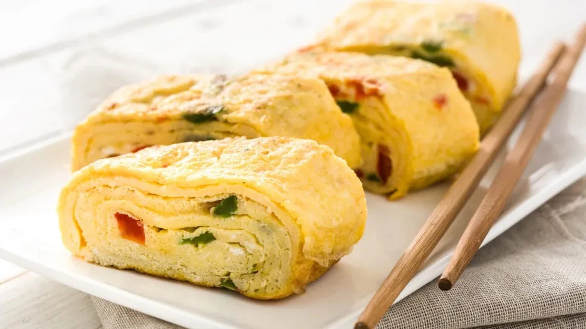 Dlaczego Japończycy smażą omlet warstwami? Sekret idealnego tamagoyaki w twojej kuchni
