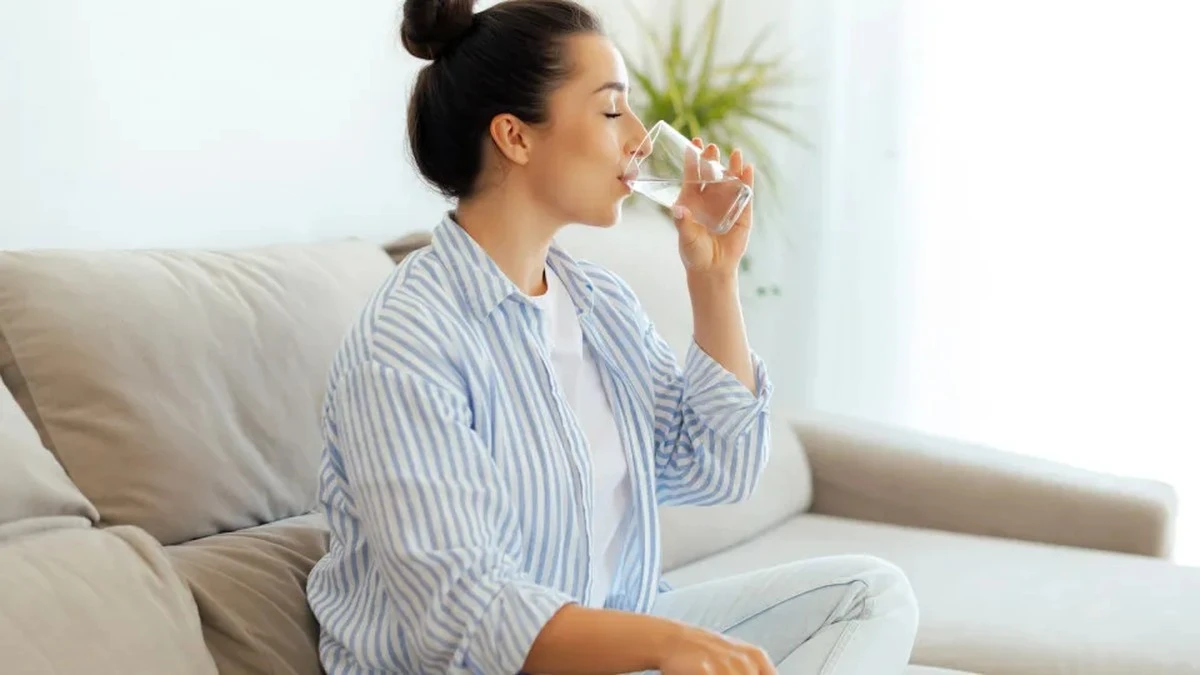 Dlaczego picie wody o określonych porach dnia to mit, który warto znać
