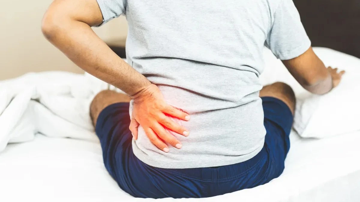 Pięć sygnałów ostrzegawczych nerek, które łatwo pomylić ze zwykłym bólem pleców