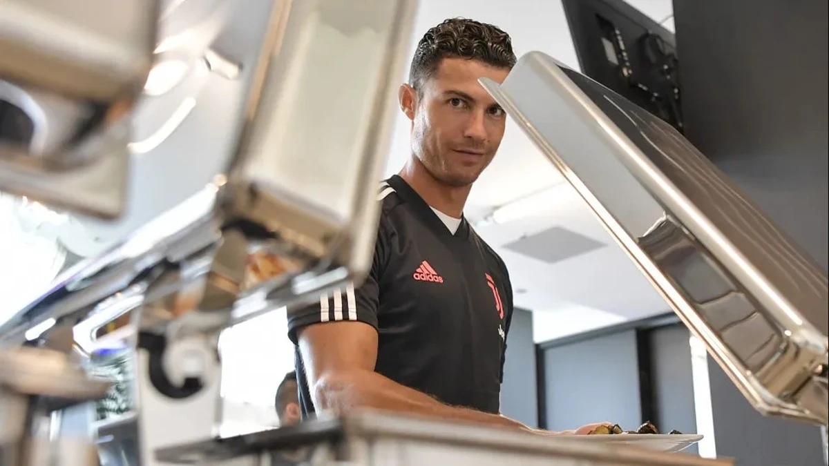 Co jedzą piłkarze przed meczami? Ulubione danie Cristiano Ronaldo zaskakuje prostotą