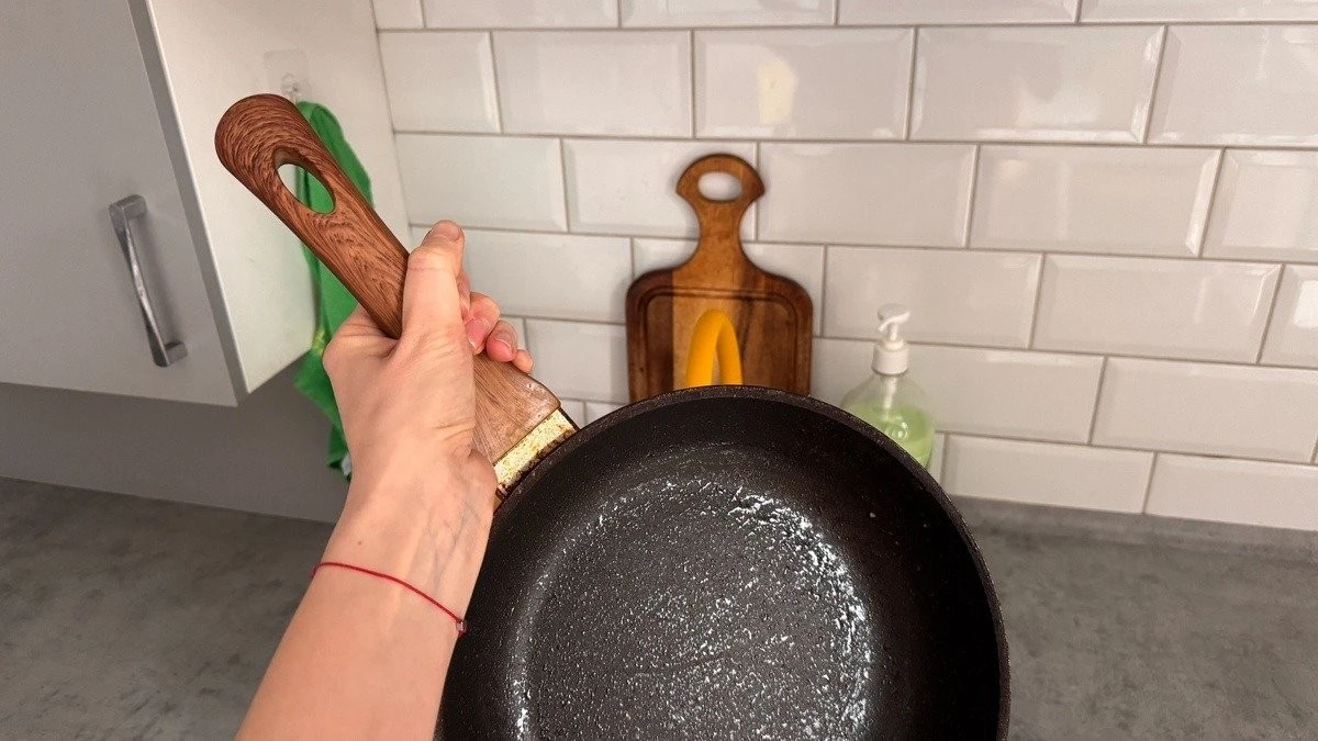 Dlaczego omijasz ten otwór w patelni? Prawdziwa funkcja otworu w rączce