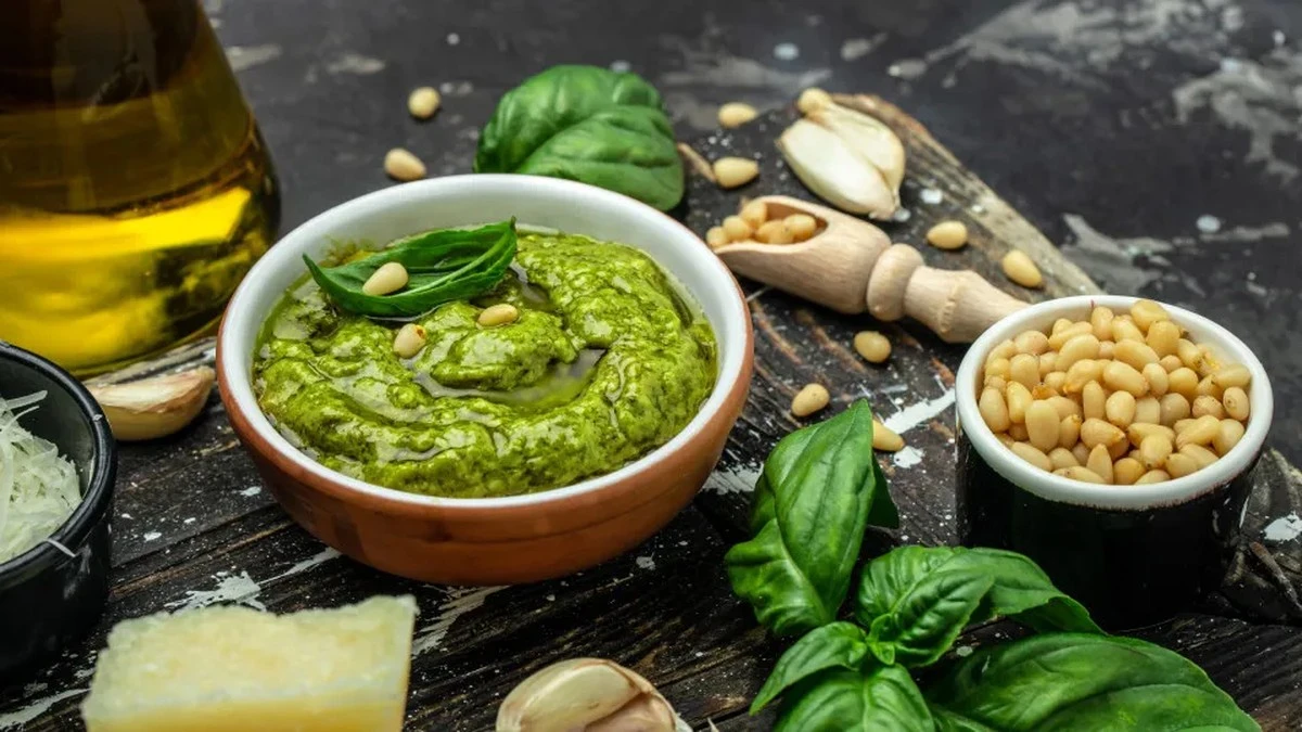 Dlaczego domowe pesto bywa gorzkie? Szef kuchni wskazuje na jeden błąd z blenderem