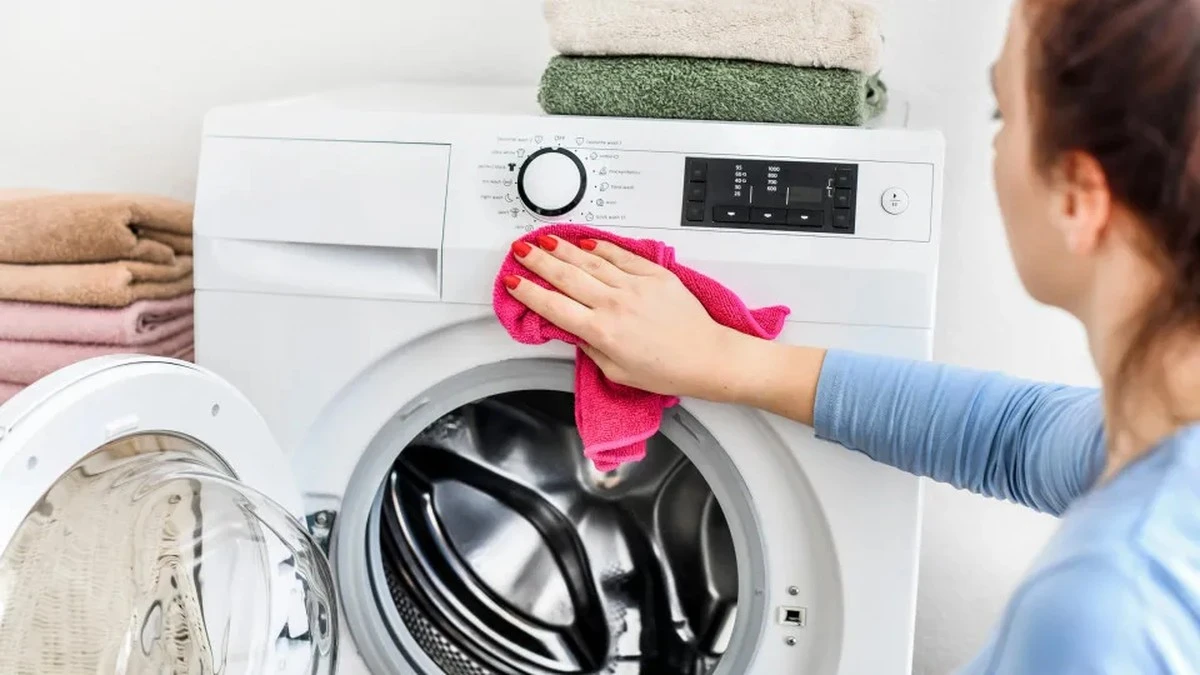 Dlaczego twoje pranie nie pachnie świeżością? Jeden nawyk pomoże ci uratować pralkę