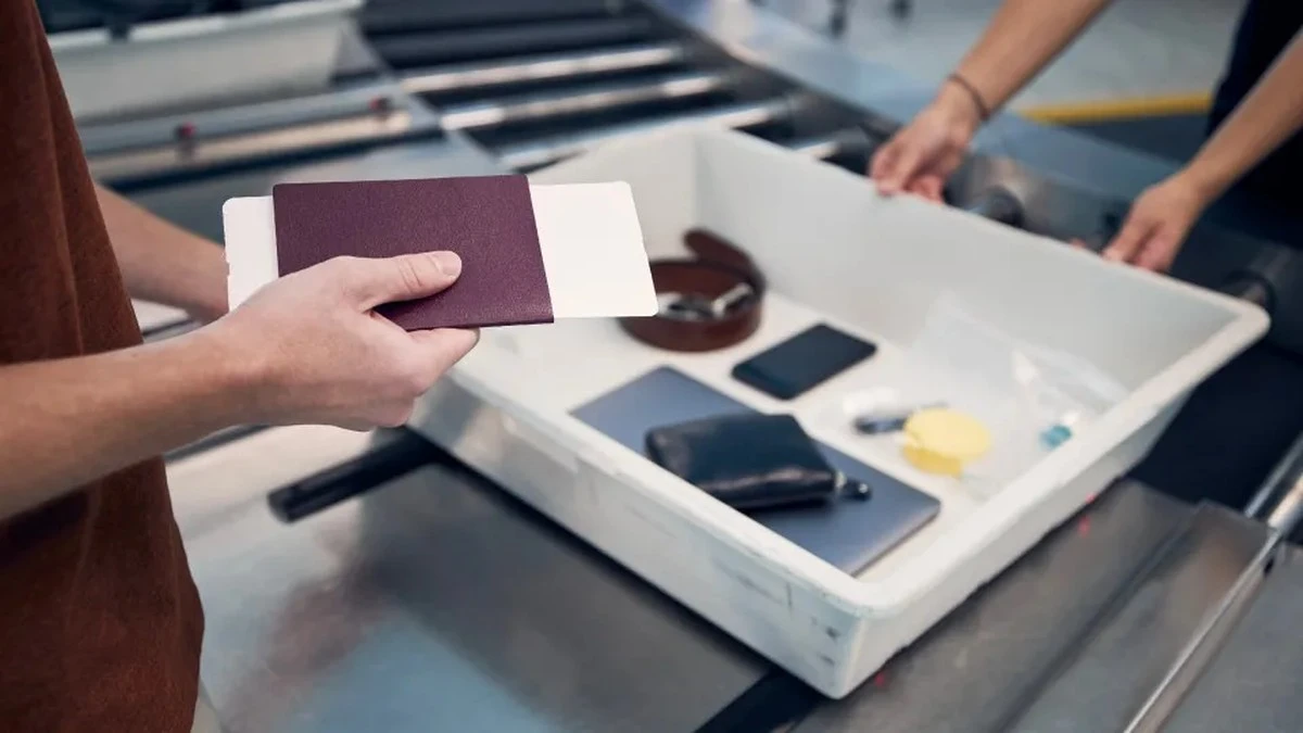 Dlaczego nigdy nie powinieneś kłaść słuchawek luzem w koszyku na lotnisku