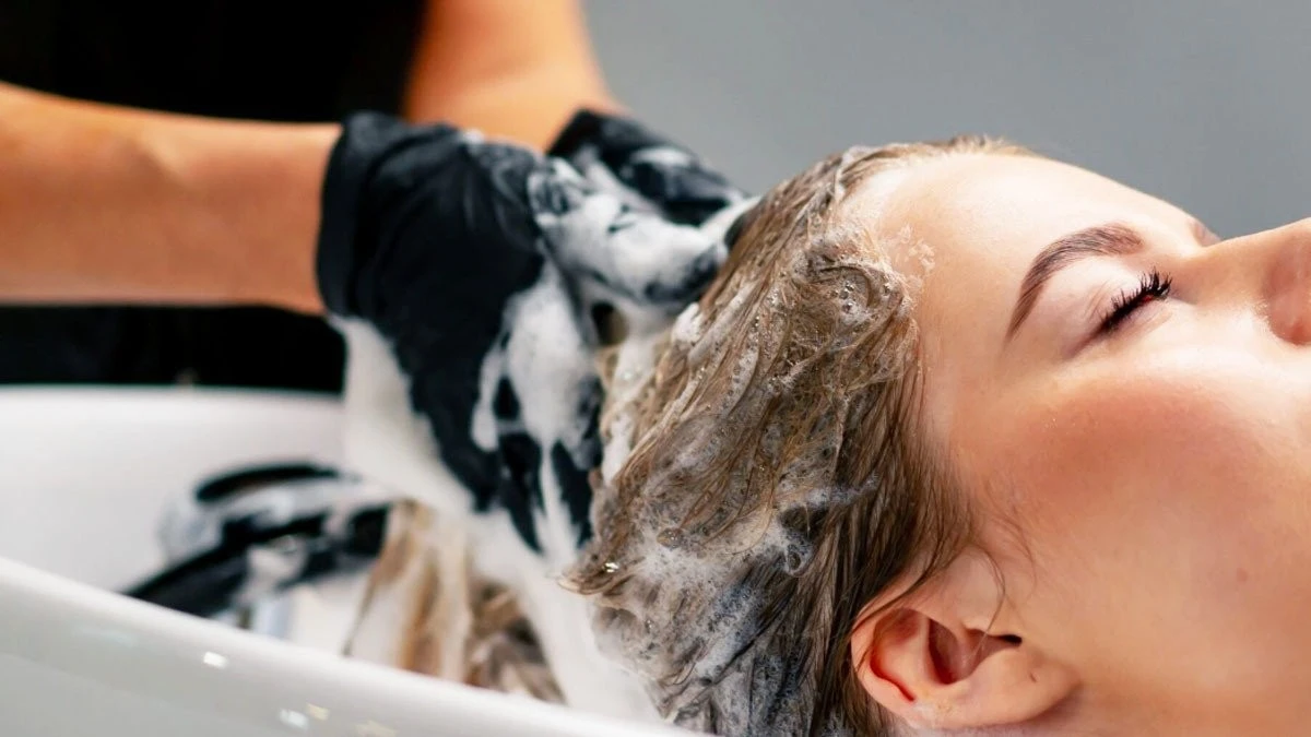 Dlaczego szampon niszczy pigment? Jeden trik przed myciem przedłuża kolor o 83%