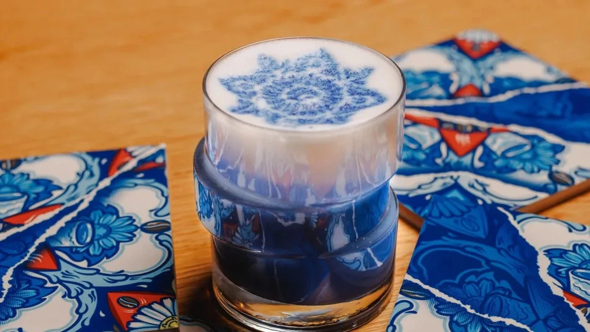 Niebieska kawa to nowy hit w kawiarniach: sekret koloru tkwi w jednym składniku