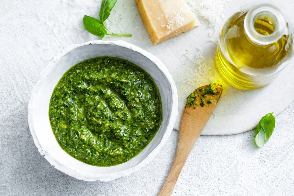 Dlaczego domowe pesto bywa gorzkie? Szef kuchni wskazuje na jeden błąd z blenderem - image 1