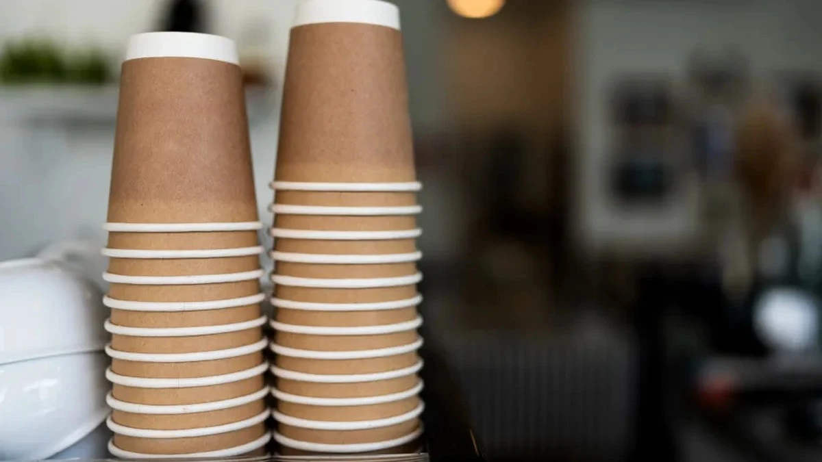 Dlaczego nigdy nie powinieneś pić gorącej kawy z papierowego kubka