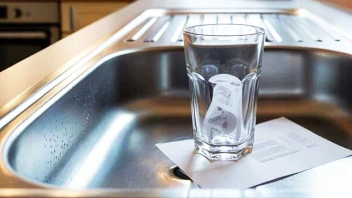 Dlaczego przed wyjściem z domu kładę szklankę i kartkę papieru do zlewu