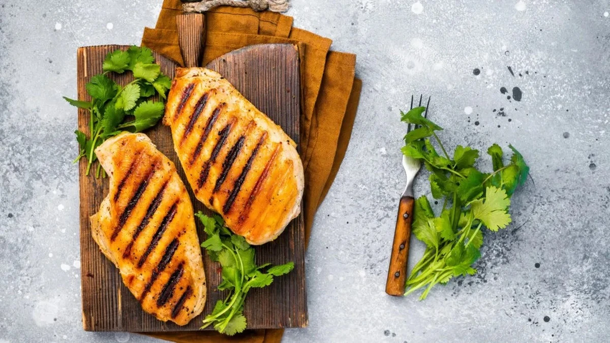 Dlaczego grillowany kurczak wychodzi suchy? Jeden błąd, który popełnia większość z nas