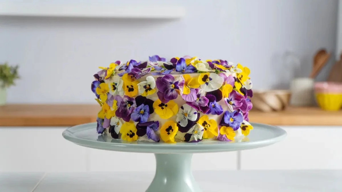 Ten wiosenny tort wygląda jak prosto z łąki, a przygotujesz go w domowej kuchni
