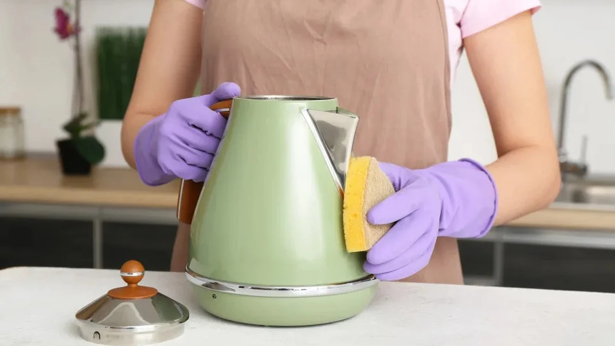 Dlaczego woda z twojego czajnika ma dziwny posmak? Ten prosty trik rozwiązuje problem