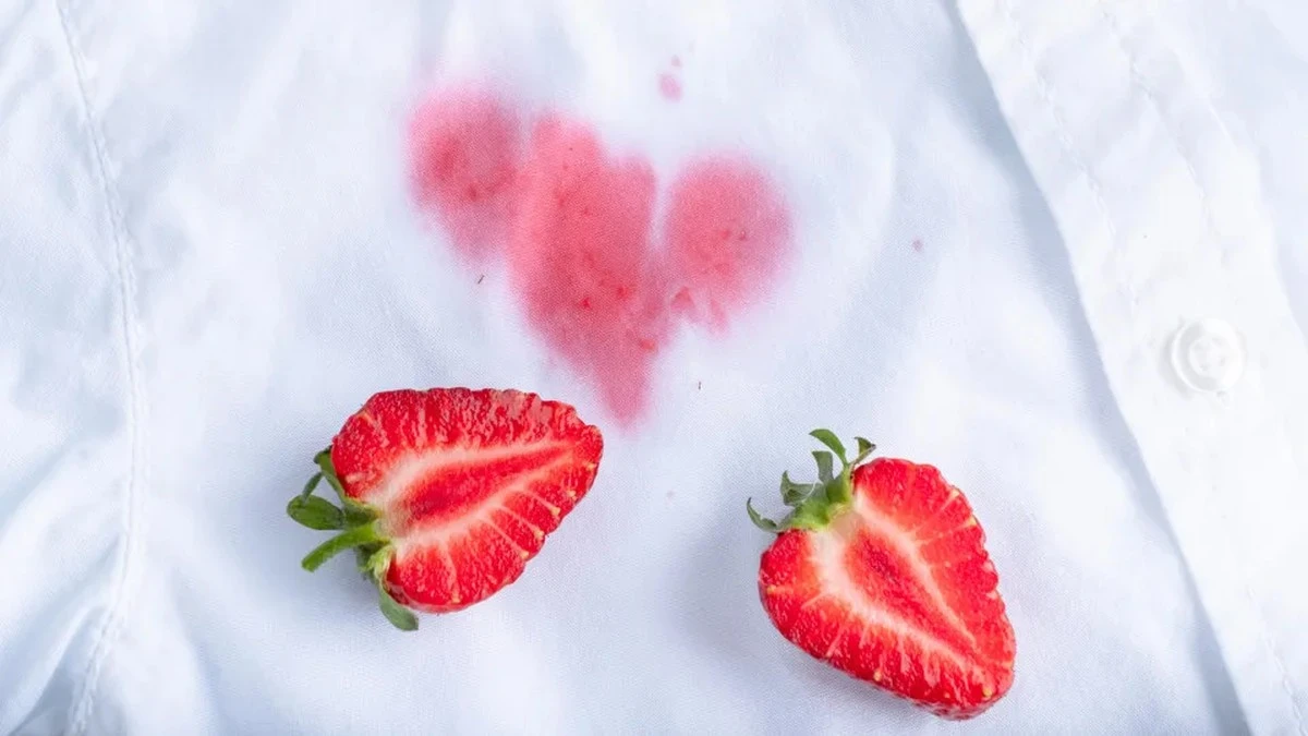 Jak skutecznie usunąć plamę z truskawek? Jeden trik, który uratuje twoje ulubione ubranie