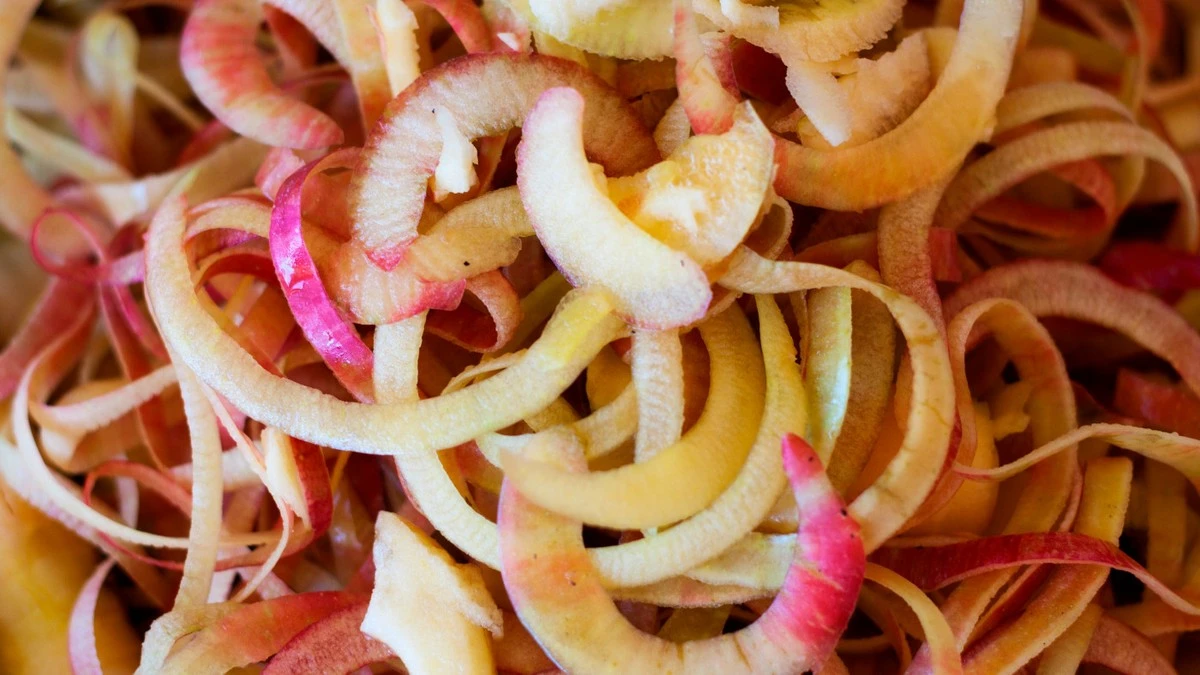 Dlaczego warto wkładać skórki z jabłek do lodówki - image 1