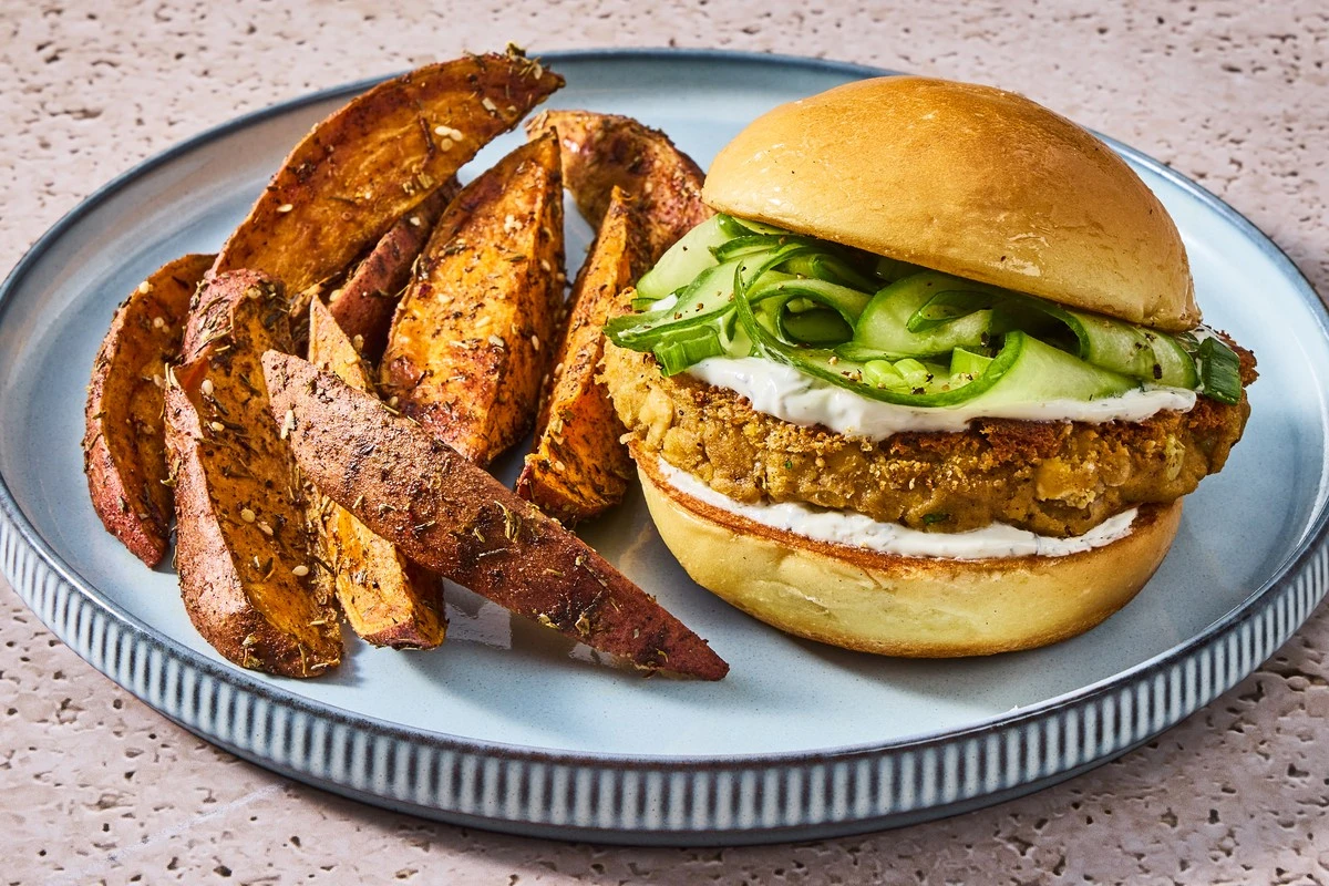 Dlaczego warto mieć w zamrażarce domowe burgery z ciecierzycy - image 1