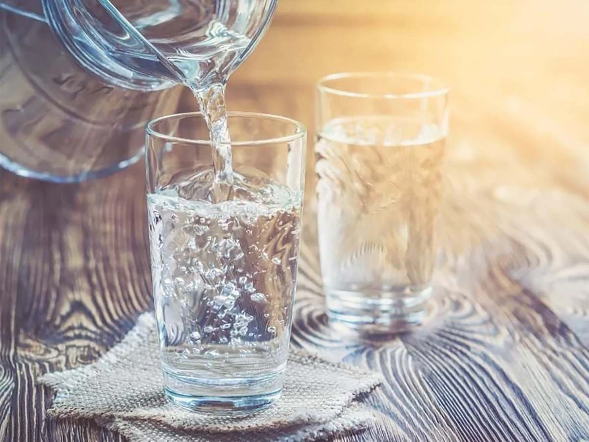 Dlaczego picie wody o określonych porach dnia to mit, który warto znać - image 1