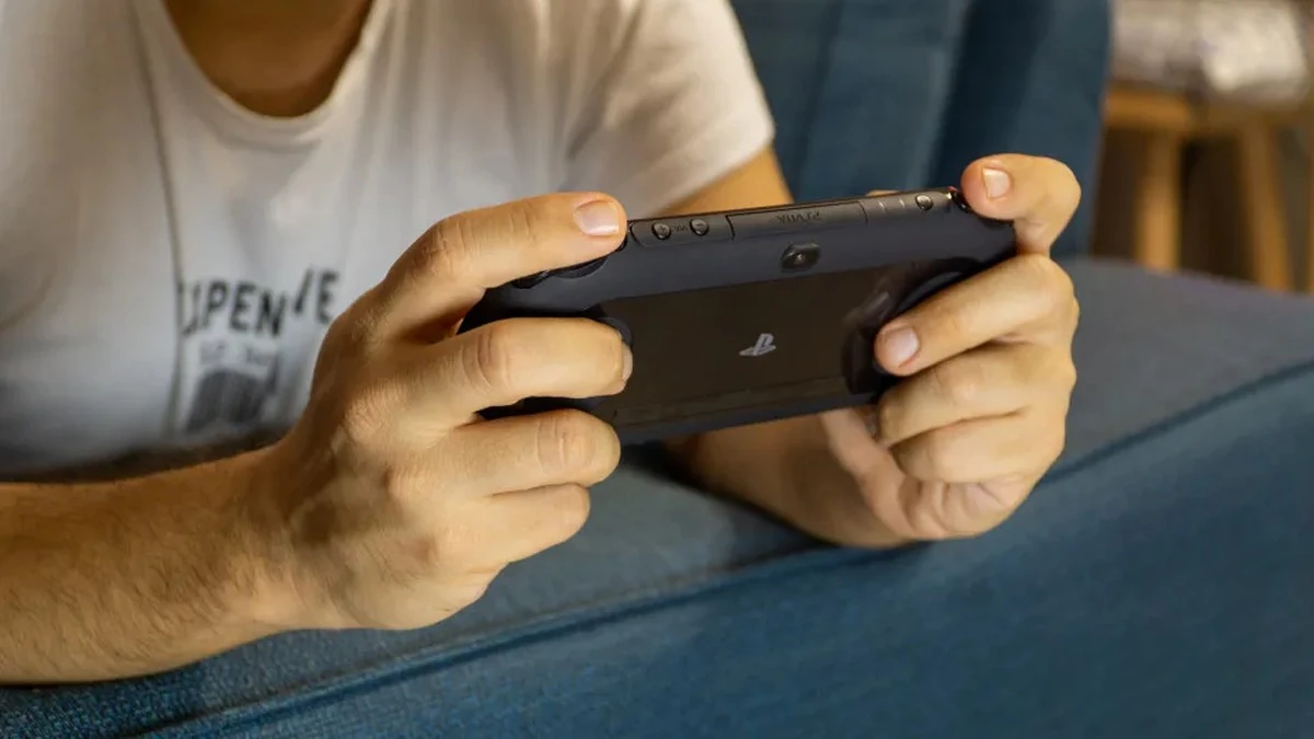 Zara wypuściła torebkę dla fanów PlayStation, która wygląda jak kultowa kieszonkowa konsola