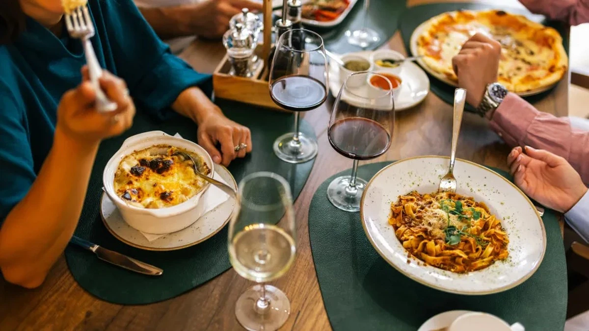 Cztery nawyki w restauracji, które sprawiają, że jesz „zupę z bakterii”