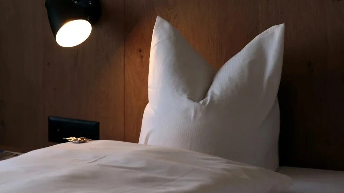 Dlaczego warto włożyć czerwoną nitkę pod poduszkę przed snem