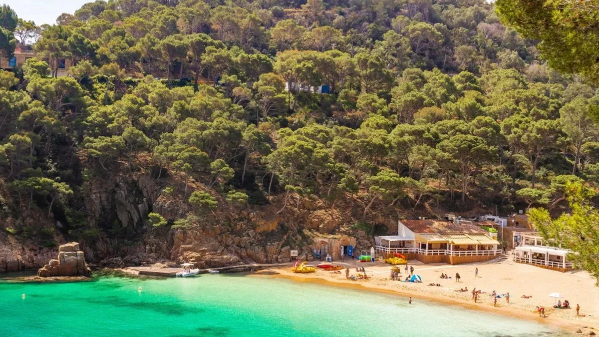 Hiszpania bez tłumów: 7 ukrytych plaż, o których nie piszą w przewodnikach