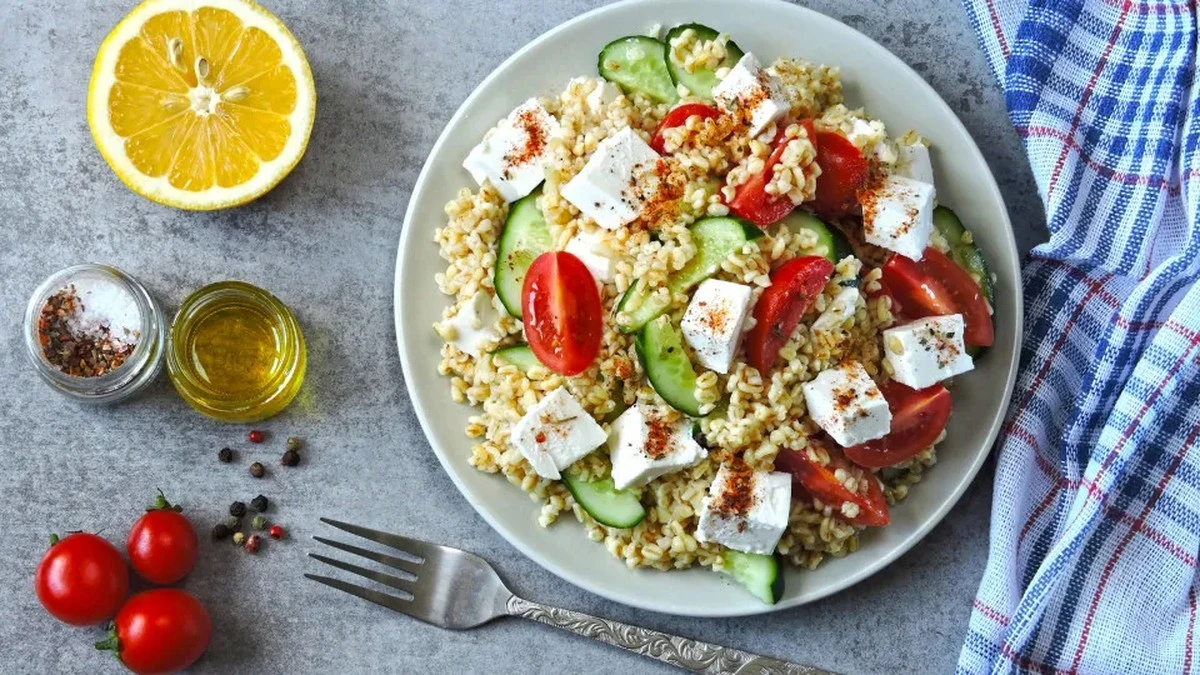 Dlaczego sałatka z kaszą bulgur i serem feta to najlepszy pomysł na letni obiad
