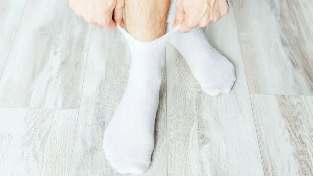 Białe skarpetki jak z salonu: dlaczego warto włożyć je do mikrofali na 2 minuty