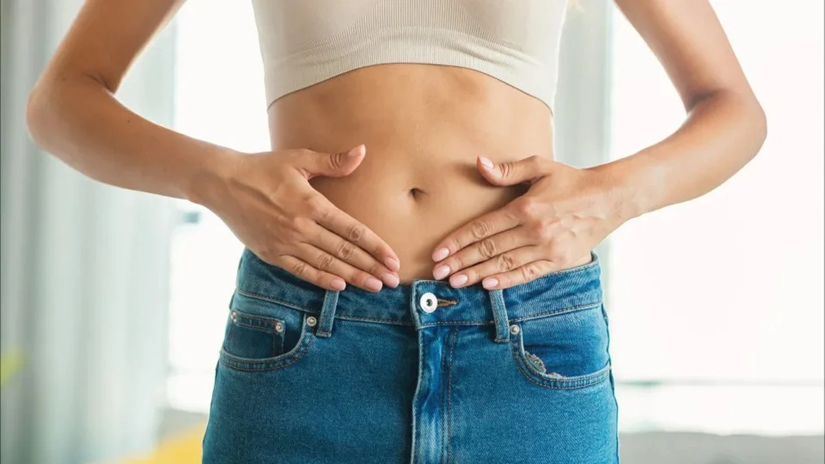 Dlaczego wkładanie kropli oleju rycynowego do pępka stało się hitem w sieci