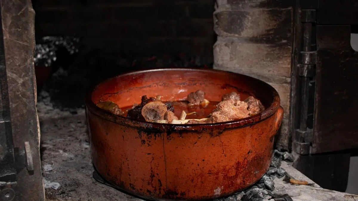 Dlaczego tradycyjna chanfana wymaga glinianego garnka i wielogodzinnego pieczenia