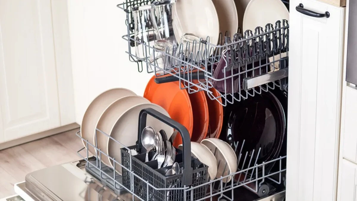 Dlaczego warto nacisnąć tę małą dźwignię w koszyku zmywarki