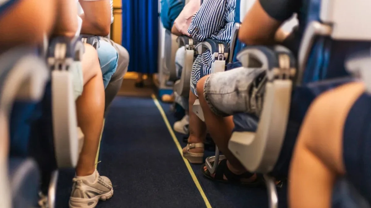 Dlaczego doświadczone stewardessy nigdy nie zakładają nogi na nogę w samolocie