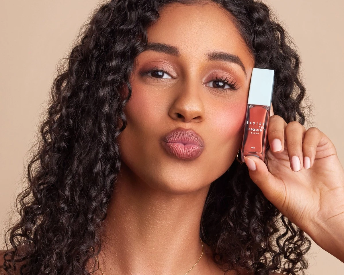 dlaczegotwojpol-extra-1.webp Dlaczego Twój policzek wygląda na brudny? 4 błędy w nakładaniu różu, które dodają lat - image 1