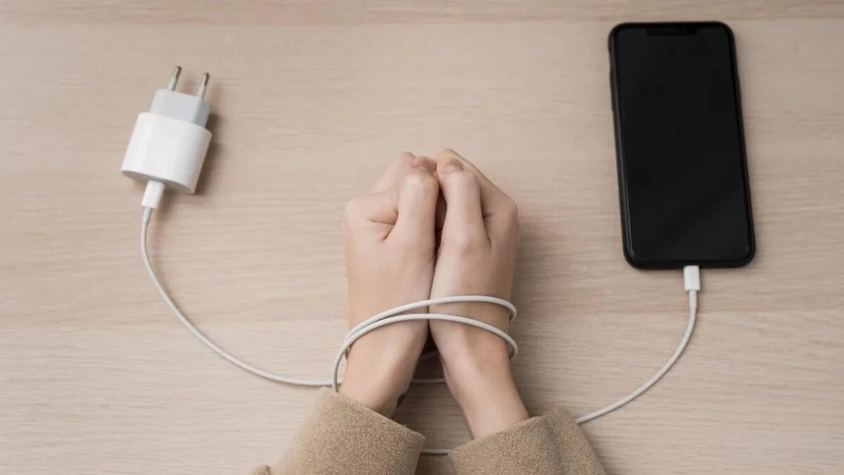Dlaczego należy najpierw wkładać ładowarkę do gniazdka, a dopiero potem podłączać telefon