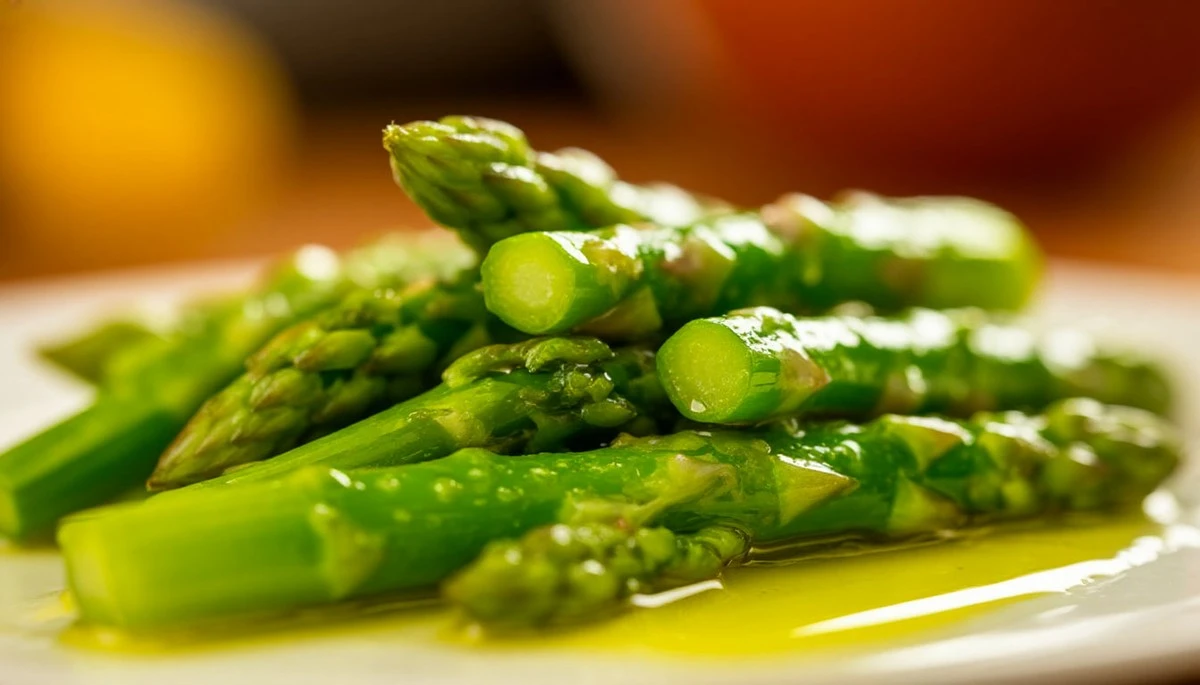 Dlaczego doświadczeni kucharze zawsze serwują szparagi z odrobiną tłuszczu