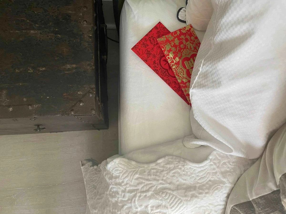 Dlaczego warto włożyć czerwoną nitkę pod poduszkę przed snem - image 1