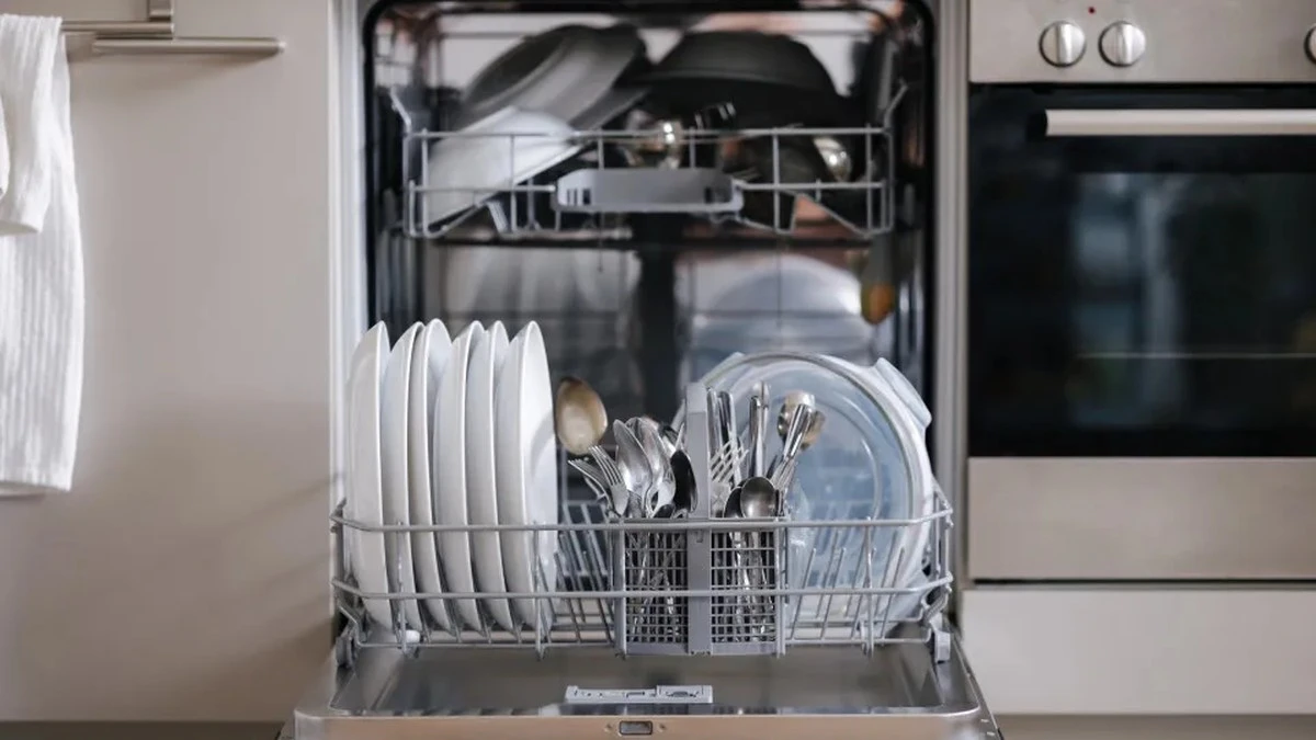 Dlaczego większość z nas źle układa naczynia w zmywarce
