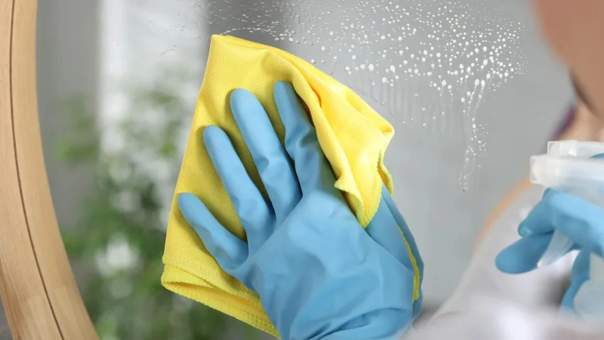 Dlaczego warto zostawić płyn do szyb w szafce i sięgnąć po produkt z kuchni
