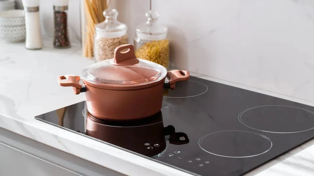 Dlaczego szefowie kuchni kładą ręcznik papierowy na płycie indukcyjnej