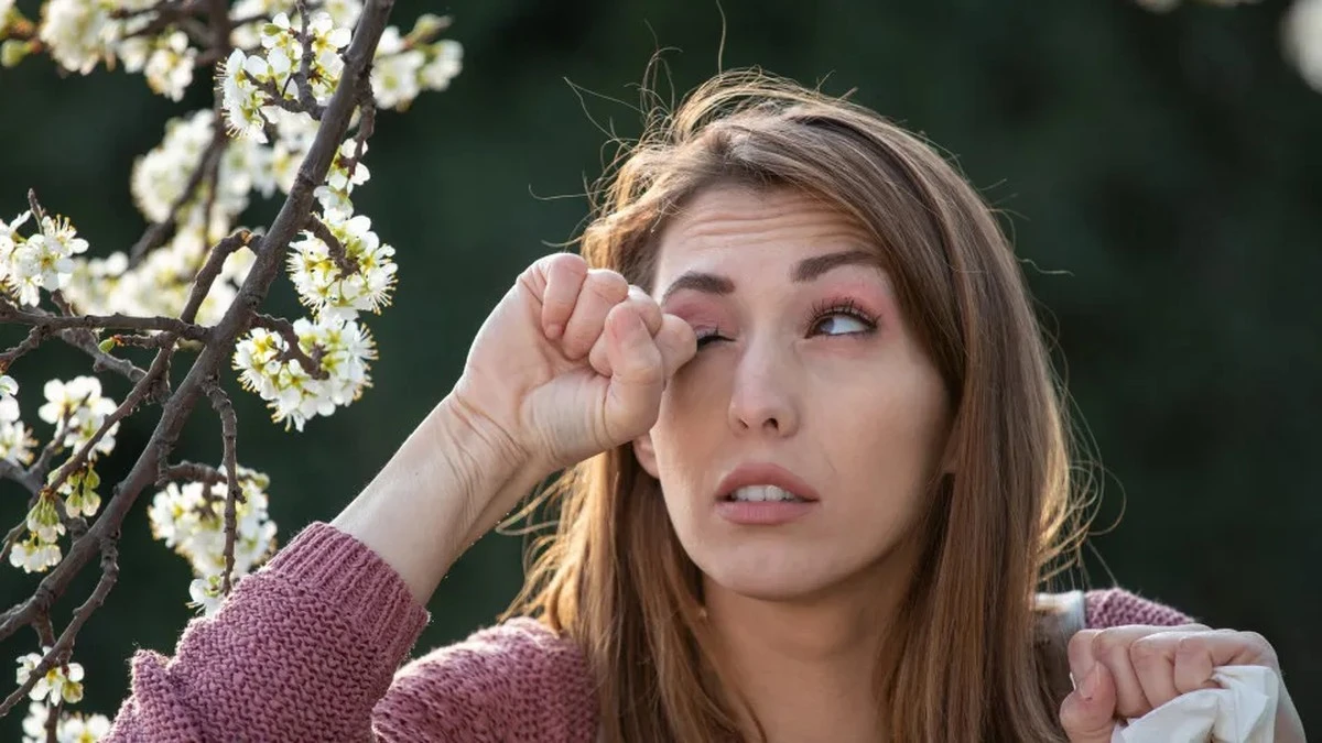 Dlaczego lekarze ostrzegają przed pocieraniem oczu podczas sezonu alergicznego
