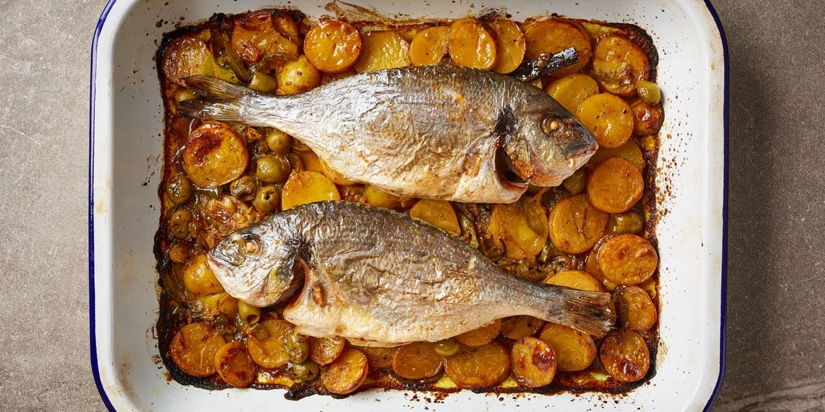 Dlaczego profesjonalni kucharze zawsze nacinają skórę dorady przed pieczeniem - image 1