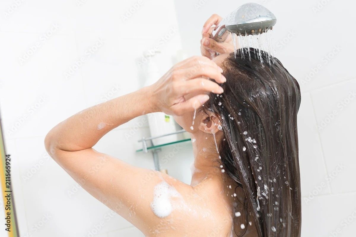 Niebezpieczny błąd pod prysznicem: to przez wodę siwiejesz szybciej? - image 1