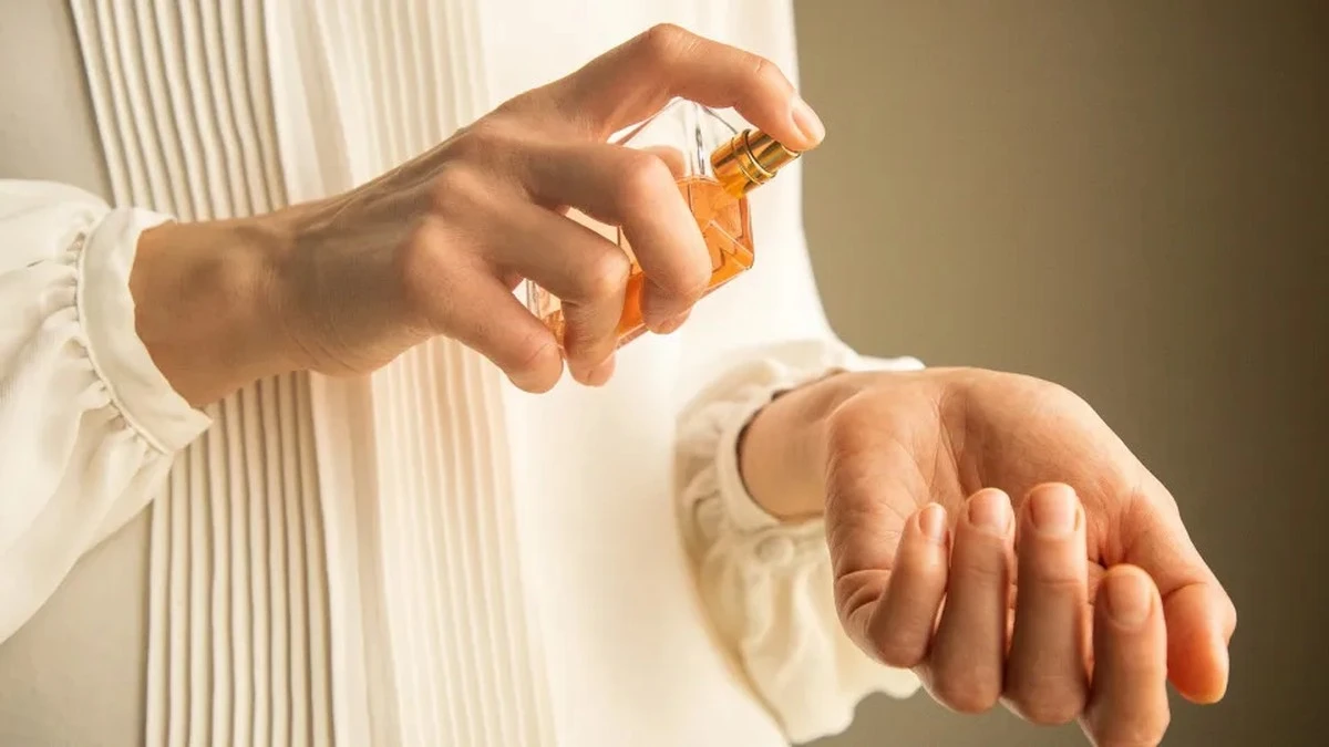 Dlaczego nigdy nie powinnaś pocierać nadgarstków po nałożeniu perfum