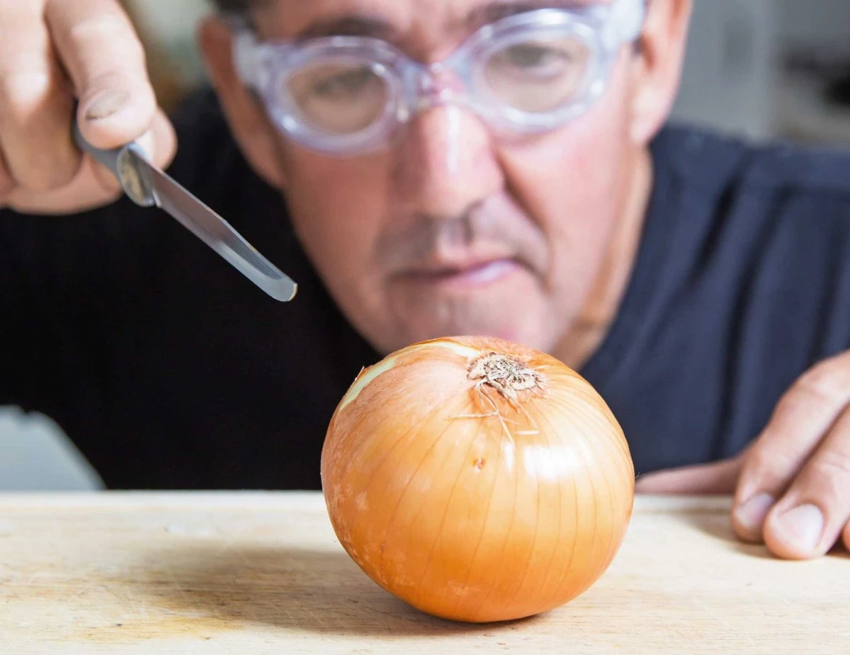 dlaczegoimbardz-extra-1.webp Dlaczego im bardziej płaczesz przy krojeniu cebuli, tym lepiej dla Twojego dania - image 1