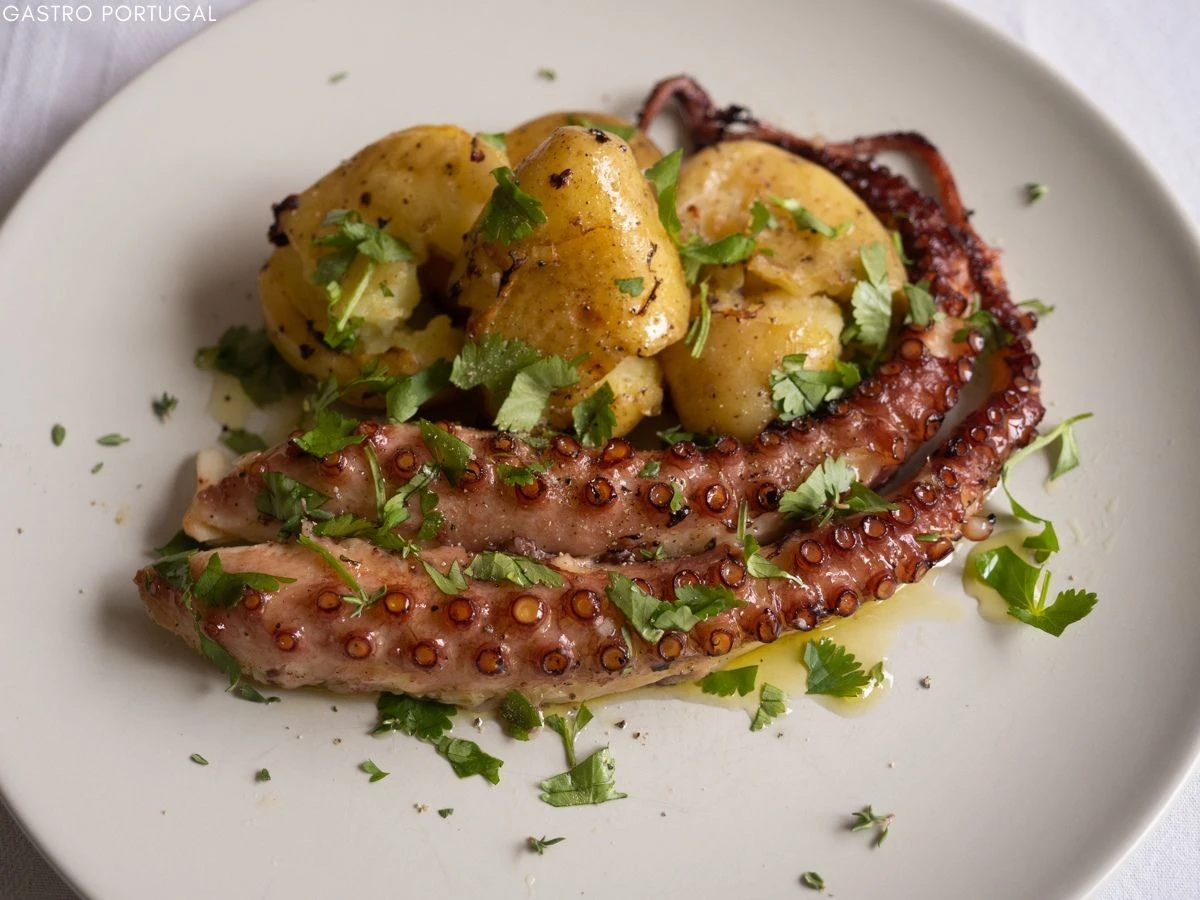 Dlaczego szefowie kuchni zawsze gotują ośmiornicę z cebulą w łupinie - image 1