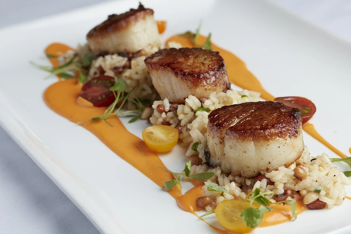 Dlaczego ten mężczyzna zjadł sałatkę, gdy wokół wybuchł chaos? - image 1