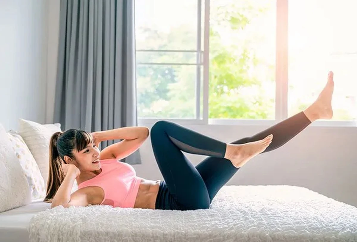8 minut na materacu: Dlaczego warto ćwiczyć nogi przed wstaniem z łóżka - image 1