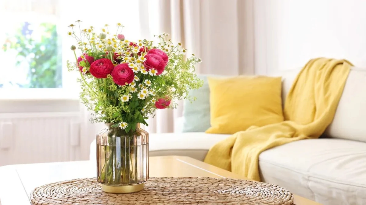 Dlaczego miłośnicy wnętrz wkładają teraz gałązki forsycji do ceramicznych wazonów