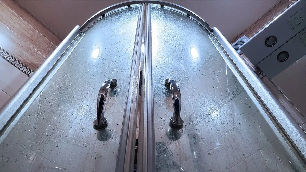 Dlaczego doświadczone gospodynie kładą tabletkę do zmywarki na dnie brodzika