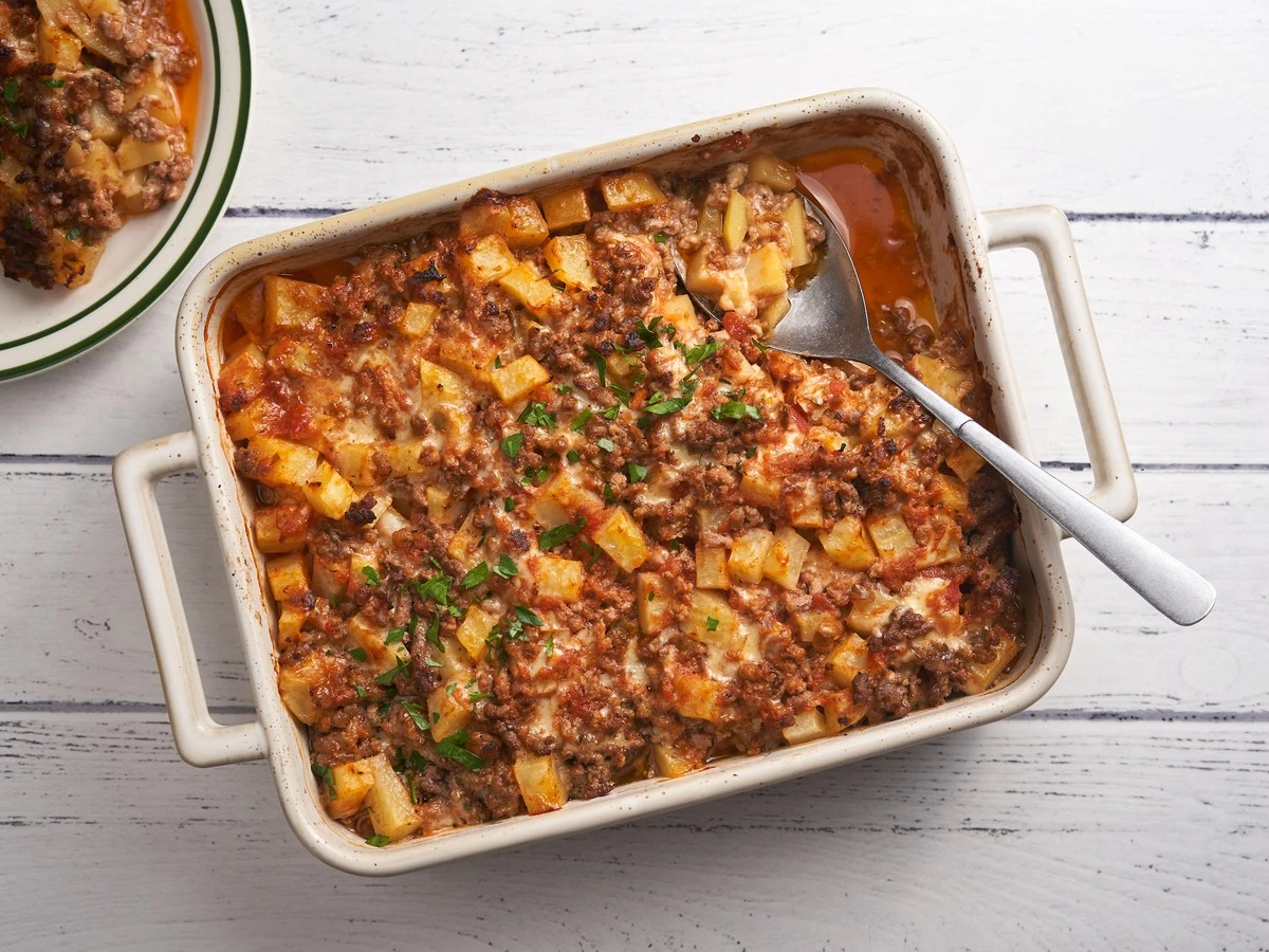 Dlaczego doświadczone gospodynie zawsze marynują cebulę przed pieczeniem zapiekanki - image 1